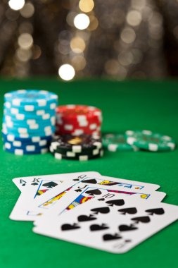 Hand history and settlement detail view showing bet amount, cards, result